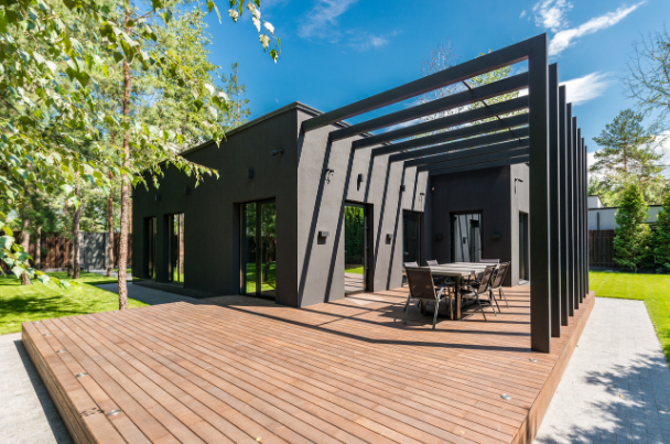 En veludformet træterrasse tilføjer ikke blot værdi til ejendommen, men skaber også et charmerende udendørs opholdsrum